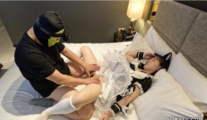 Hầu gái nghe lời anh chủ được thưởng chuối